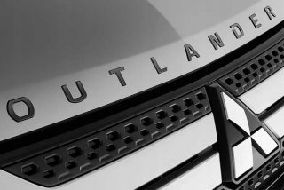 Mitsubishi Outlander Emblem. Čierny nápis