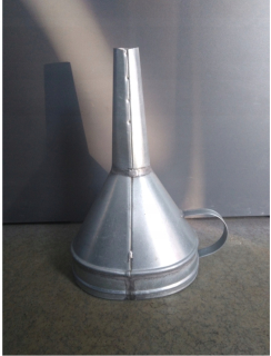 Lievik - Kovový lievik na palivo rovno s sikom 15,5 cm