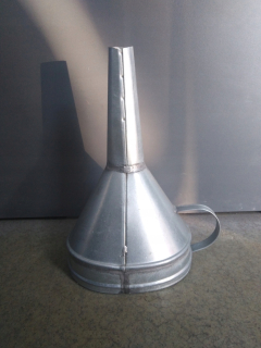 Lievik s nálevkou - Kovový lievik na palivo rovno so sitom 165 cm