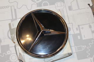 Známka znaku Mercedes W206 v grile pod radarom