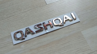 Nový znak Nissan Qashqai. Zadný nápis