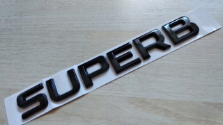 Nový SKoda Superb Emblem. Nápis čierneho lesku