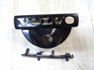 Logo známky Volvo pre figurínu pod fotoaparátom